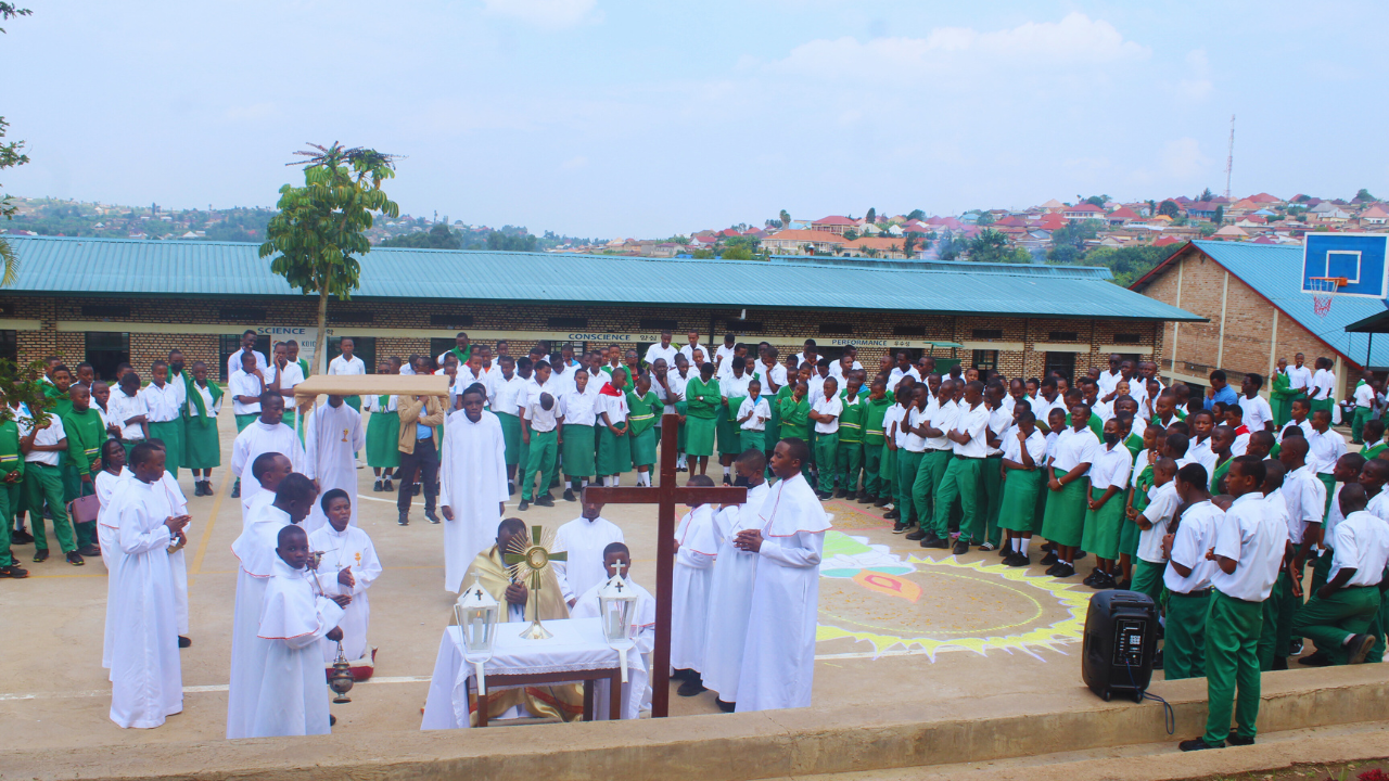 umutambangiro-wisakaramentu-ritagatifu-muri-college-sainte-marie-reine-kabgayi